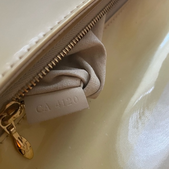 Louis Vuitton Yellow Vernis Sobe ClutchVGUC- PRICE DROPPED! - Picture 9 of 12